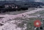 Standbild O-1E Flugzeug aus während des Betriebs Attleboro Dau Tieng Landebahn Vietnam, 1966, aus Sekunde 33 historischem Filmmaterial Videoclip 65675026869