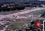 Standbild O-1E Flugzeug aus während des Betriebs Attleboro Dau Tieng Landebahn Vietnam, 1966, aus Sekunde 37 historischem Filmmaterial Videoclip 65675026869