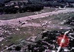 Standbild O-1E Flugzeug aus während des Betriebs Attleboro Dau Tieng Landebahn Vietnam, 1966, aus Sekunde 39 historischem Filmmaterial Videoclip 65675026869
