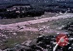 Standbild O-1E Flugzeug aus während des Betriebs Attleboro Dau Tieng Landebahn Vietnam, 1966, aus Sekunde 40 historischem Filmmaterial Videoclip 65675026869