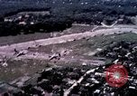 Standbild O-1E Flugzeug aus während des Betriebs Attleboro Dau Tieng Landebahn Vietnam, 1966, aus Sekunde 42 historischem Filmmaterial Videoclip 65675026869