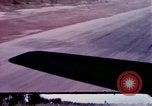 Standbild Aktivitäten der Piloten im Cockpit der C-123-Ebene Dau Tieng Vietnam, 1966, aus Sekunde 5 historischem Filmmaterial Videoclip 65675026870