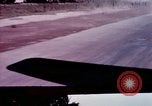 Standbild Aktivitäten der Piloten im Cockpit der C-123-Ebene Dau Tieng Vietnam, 1966, aus Sekunde 6 historischem Filmmaterial Videoclip 65675026870