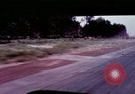 Standbild Aktivitäten der Piloten im Cockpit der C-123-Ebene Dau Tieng Vietnam, 1966, aus Sekunde 11 historischem Filmmaterial Videoclip 65675026870