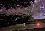 Standbild Aktivitäten der Piloten im Cockpit der C-123-Ebene Dau Tieng Vietnam, 1966, aus Sekunde 25 historischem Filmmaterial Videoclip 65675026870