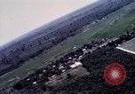 Standbild Aktivitäten der Piloten im Cockpit der C-123-Ebene Dau Tieng Vietnam, 1966, aus Sekunde 42 historischem Filmmaterial Videoclip 65675026870