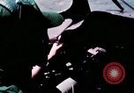 Standbild Aktivitäten der Piloten im Cockpit der C-123-Ebene Dau Tieng Vietnam, 1966, aus Sekunde 45 historischem Filmmaterial Videoclip 65675026870