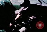 Standbild Aktivitäten der Piloten im Cockpit der C-123-Ebene Dau Tieng Vietnam, 1966, aus Sekunde 46 historischem Filmmaterial Videoclip 65675026870