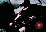 Standbild Aktivitäten der Piloten im Cockpit der C-123-Ebene Dau Tieng Vietnam, 1966, aus Sekunde 47 historischem Filmmaterial Videoclip 65675026870