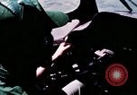 Standbild Aktivitäten der Piloten im Cockpit der C-123-Ebene Dau Tieng Vietnam, 1966, aus Sekunde 48 historischem Filmmaterial Videoclip 65675026870