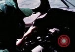 Standbild Aktivitäten der Piloten im Cockpit der C-123-Ebene Dau Tieng Vietnam, 1966, aus Sekunde 49 historischem Filmmaterial Videoclip 65675026870