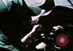 Standbild Aktivitäten der Piloten im Cockpit der C-123-Ebene Dau Tieng Vietnam, 1966, aus Sekunde 52 historischem Filmmaterial Videoclip 65675026870