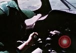 Standbild Aktivitäten der Piloten im Cockpit der C-123-Ebene Dau Tieng Vietnam, 1966, aus Sekunde 53 historischem Filmmaterial Videoclip 65675026870