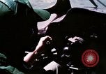Standbild Aktivitäten der Piloten im Cockpit der C-123-Ebene Dau Tieng Vietnam, 1966, aus Sekunde 55 historischem Filmmaterial Videoclip 65675026870