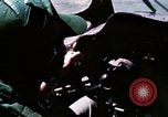 Standbild Aktivitäten der Piloten im Cockpit der C-123-Ebene Dau Tieng Vietnam, 1966, aus Sekunde 57 historischem Filmmaterial Videoclip 65675026870
