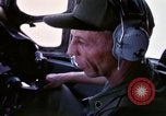 Standbild Aktivitäten der Piloten im Cockpit der C-123-Ebene Dau Tieng Vietnam, 1966, aus Sekunde 58 historischem Filmmaterial Videoclip 65675026870