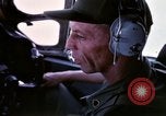 Standbild Aktivitäten der Piloten im Cockpit der C-123-Ebene Dau Tieng Vietnam, 1966, aus Sekunde 59 historischem Filmmaterial Videoclip 65675026870