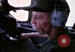 Standbild Aktivitäten der Piloten im Cockpit der C-123-Ebene Dau Tieng Vietnam, 1966, aus Sekunde 60 historischem Filmmaterial Videoclip 65675026870