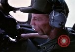 Standbild Aktivitäten der Piloten im Cockpit der C-123-Ebene Dau Tieng Vietnam, 1966, aus Sekunde 61 historischem Filmmaterial Videoclip 65675026870