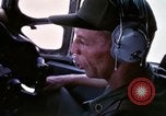 Standbild Aktivitäten der Piloten im Cockpit der C-123-Ebene Dau Tieng Vietnam, 1966, aus Sekunde 62 historischem Filmmaterial Videoclip 65675026870