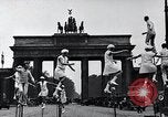 Immagine di Unicyclists Berlino Germania, 1930, secondo 23 filmato di repertorio 65675026884