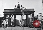 Immagine di Unicyclists Berlino Germania, 1930, secondo 25 filmato di repertorio 65675026884