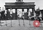 Immagine di Unicyclists Berlino Germania, 1930, secondo 29 filmato di repertorio 65675026884