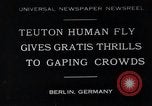Standbild gefährliche Leistung Berlin Deutschland, 1930, aus Sekunde 1 historischem Filmmaterial Videoclip 65675026888