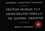 Standbild gefährliche Leistung Berlin Deutschland, 1930, aus Sekunde 3 historischem Filmmaterial Videoclip 65675026888