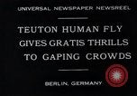 Standbild gefährliche Leistung Berlin Deutschland, 1930, aus Sekunde 4 historischem Filmmaterial Videoclip 65675026888