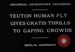 Standbild gefährliche Leistung Berlin Deutschland, 1930, aus Sekunde 5 historischem Filmmaterial Videoclip 65675026888