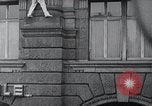 Standbild gefährliche Leistung Berlin Deutschland, 1930, aus Sekunde 22 historischem Filmmaterial Videoclip 65675026888