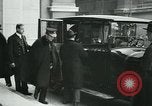 Standbild Ankunft der Würdenträger Paris Frankreich, 1919, aus Sekunde 10 historischem Filmmaterial Videoclip 65675026904