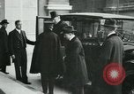 Standbild Ankunft der Würdenträger Paris Frankreich, 1919, aus Sekunde 13 historischem Filmmaterial Videoclip 65675026904