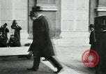 Standbild Ankunft der Würdenträger Paris Frankreich, 1919, aus Sekunde 20 historischem Filmmaterial Videoclip 65675026904