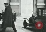 Standbild Ankunft der Würdenträger Paris Frankreich, 1919, aus Sekunde 38 historischem Filmmaterial Videoclip 65675026904