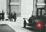 Standbild Ankunft der Würdenträger Paris Frankreich, 1919, aus Sekunde 39 historischem Filmmaterial Videoclip 65675026904