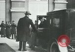 Standbild Ankunft der Würdenträger Paris Frankreich, 1919, aus Sekunde 56 historischem Filmmaterial Videoclip 65675026904