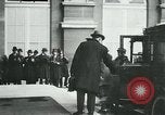 Standbild Ankunft der Würdenträger Paris Frankreich, 1919, aus Sekunde 61 historischem Filmmaterial Videoclip 65675026904