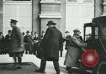 Standbild Ankunft der Würdenträger Paris Frankreich, 1919, aus Sekunde 62 historischem Filmmaterial Videoclip 65675026904
