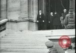Standbild Ankunft und Abfahrt von Paris Frieden Delegierten Paris Frankreich, 1919, aus Sekunde 5 historischem Filmmaterial Videoclip 65675026907