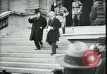 Standbild Ankunft und Abfahrt von Paris Frieden Delegierten Paris Frankreich, 1919, aus Sekunde 12 historischem Filmmaterial Videoclip 65675026907