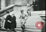 Standbild Ankunft und Abfahrt von Paris Frieden Delegierten Paris Frankreich, 1919, aus Sekunde 14 historischem Filmmaterial Videoclip 65675026907