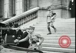 Standbild Ankunft und Abfahrt von Paris Frieden Delegierten Paris Frankreich, 1919, aus Sekunde 15 historischem Filmmaterial Videoclip 65675026907