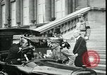 Standbild Ankunft und Abfahrt von Paris Frieden Delegierten Paris Frankreich, 1919, aus Sekunde 17 historischem Filmmaterial Videoclip 65675026907