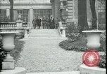 Standbild Ankunft und Abfahrt von Paris Frieden Delegierten Paris Frankreich, 1919, aus Sekunde 22 historischem Filmmaterial Videoclip 65675026907