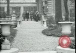 Standbild Ankunft und Abfahrt von Paris Frieden Delegierten Paris Frankreich, 1919, aus Sekunde 23 historischem Filmmaterial Videoclip 65675026907