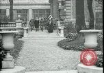 Standbild Ankunft und Abfahrt von Paris Frieden Delegierten Paris Frankreich, 1919, aus Sekunde 24 historischem Filmmaterial Videoclip 65675026907