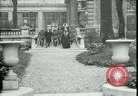 Standbild Ankunft und Abfahrt von Paris Frieden Delegierten Paris Frankreich, 1919, aus Sekunde 25 historischem Filmmaterial Videoclip 65675026907