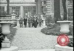 Standbild Ankunft und Abfahrt von Paris Frieden Delegierten Paris Frankreich, 1919, aus Sekunde 26 historischem Filmmaterial Videoclip 65675026907